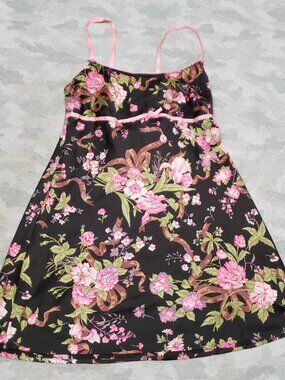 Victoria's black sleeveless nightgown